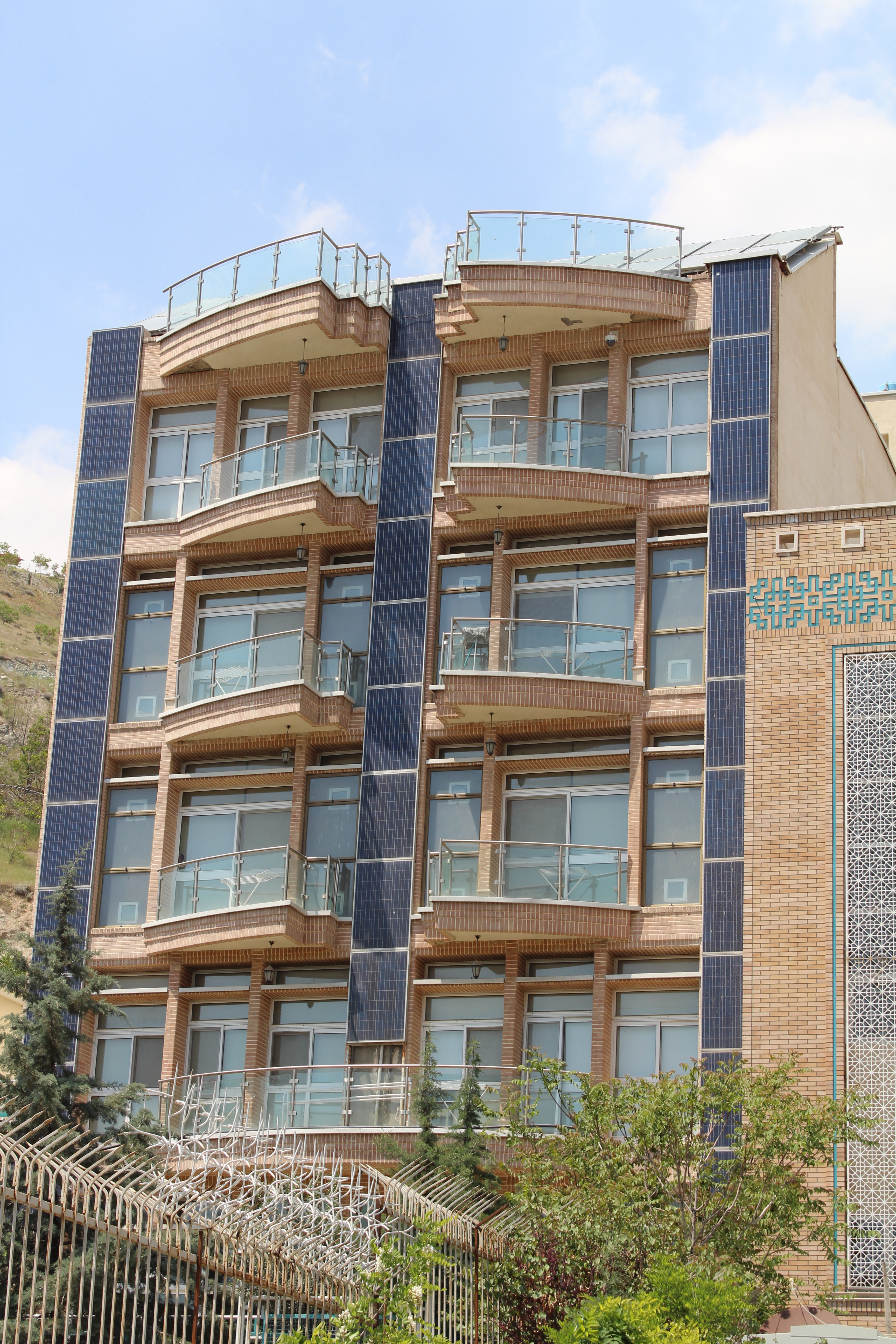 سقف وافل- مجتمع آموزشی شهید مهدوی تهران واقع در زعفرانیه به مساحت 3500 متر مربع